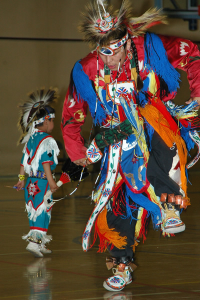 Gallery1——传统的美国原住民舞蹈演员